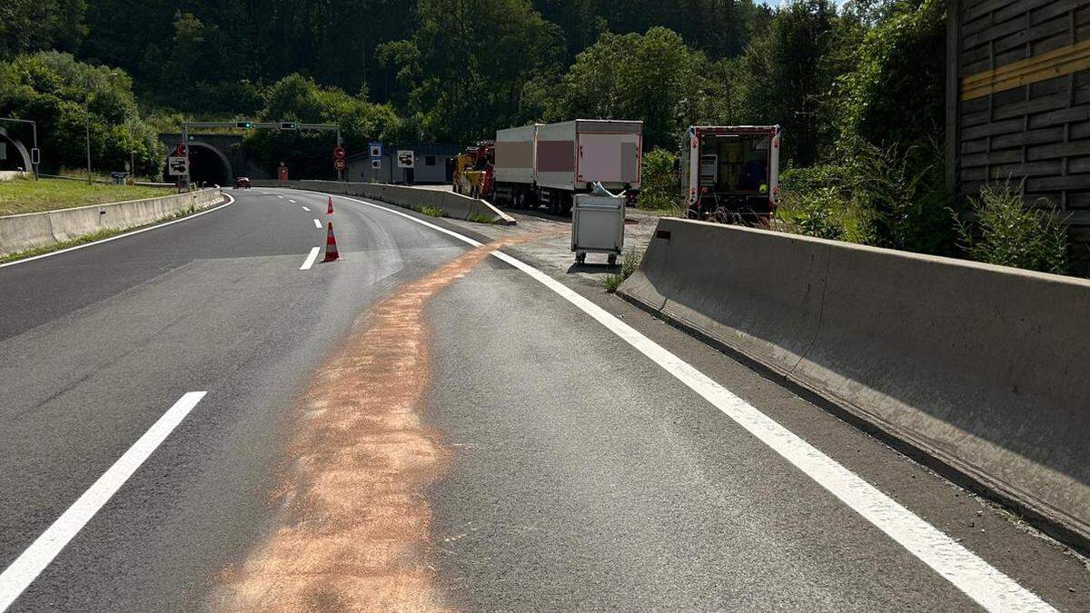 Ein Lkw zog auf der S6 vor dem Massenbergtunnel eine 2,5 Kilometer lange Ölspur