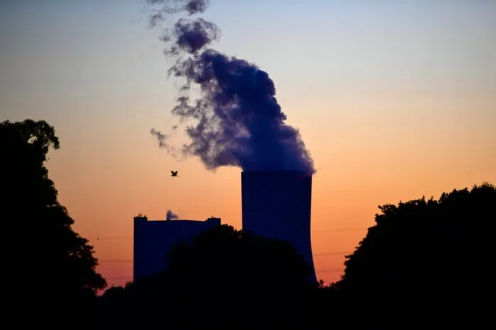"Wir richten beste Grüße an die offensichtlich inkompetente Regierung", sagte die Klimaaktivistin Neubauer. "Wir werden dieses Kraftwerk verhindern, wir werden es zum Stillstand bringen, wir werden diesen Konflikt gewinnen."