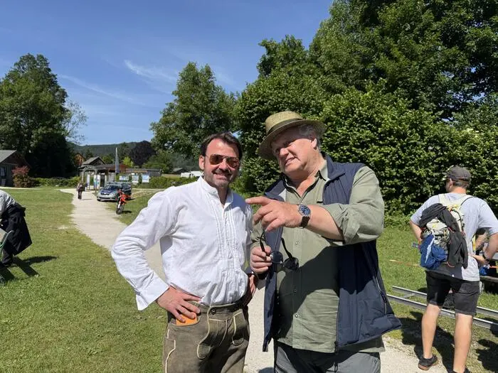 Julian Pölsler, Regisseur der Altaussee-Krimis, gibt dem Filmnovizen und Herzenswunsch-Ersteigerer Helmut Fink-Neuböck noch einige Anweisungen, bevor es heißt: „Und ... bitte!“