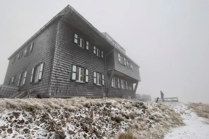 Über den Vorgeschmack auf einen Wintereinbruch auf der Reichensteinhütte freute sich Leserreporterin und Bergsteigerin Gabriele Reiter aus Trofaiach, die bei einer Wanderung zum Eisenerzer Reichenstein dieses Foto geschossen hat.