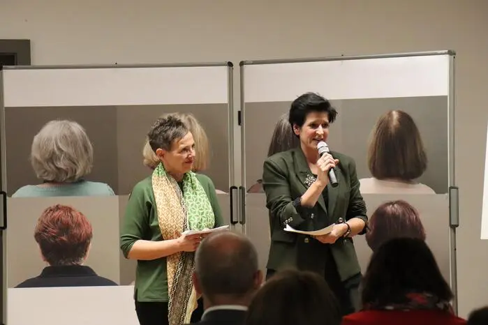  „Viele von ihnen haben neue Wege beschritten, Gewohntes hinterfragt und Grenzen verschoben. Damit prägten sie das Projekt maßgeblich und füllten es mit Leben“, sagen akzente-Geschäftsführerin Astrid Kniendl und akzente-Projektmanagerin Monika Kräftner.