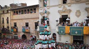 Die Castellers de Vilafranca bauten während des Stadtfests vor ihrem Rathaus diesen spektakulären Turm