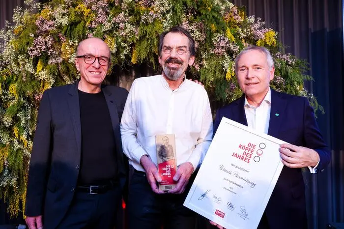 Redakteur Josef Fröhlich, Helmuth Ploschnitznigg (Gewinner der Kategorie Lebenswerk) und Sponsorenvertreter Christian Purrer, Vorstandssprecher der Energie Steiermark