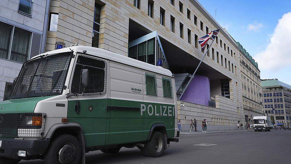 Das parkende Polizeiauto vor der britischen Botschaft in Berlin.