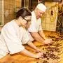 Bäckermeister Christian Berger und Redakteurin Daniela Winkler backen in der Bäckerei Berger Reindling