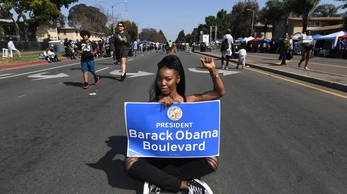 In Los Angeles ist eine Straße nach dem ehemaligen US-Präsidenten Barack Obama (57) benannt worden.
