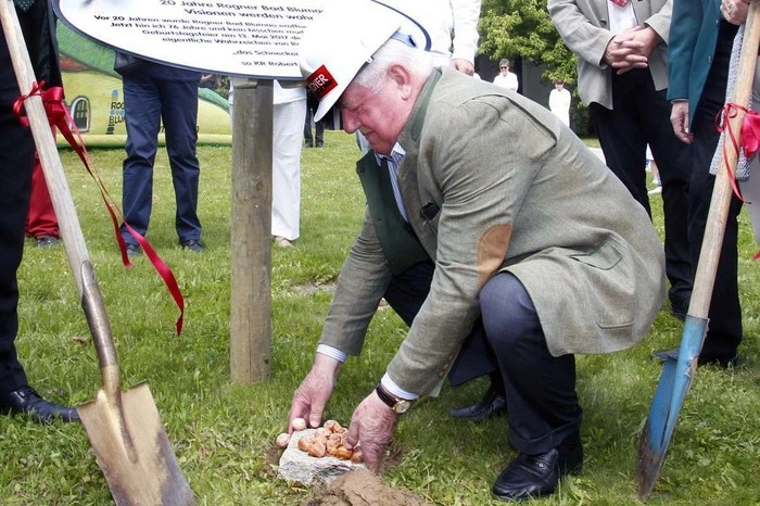 Anläßlich des Bestehens „20 Jahre Rogner Bad Blumau“ legte Robert Rogner eigenhändig an seinem 76.Geburtstag den Grundstein dafür.