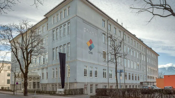 An der Schulfassade hängt die schwarze Fahne