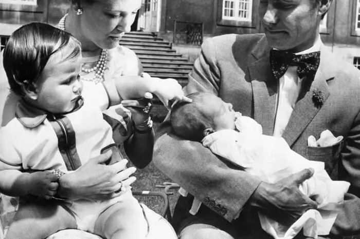 Ein Bild aus dem Jahr 1969: Margrethe war damals noch als Prinzessin mit ihrem Mann Henrik und ihrem sechs Monate alten Sohn Frederik, der nun die Thronfolge antreten wird. 