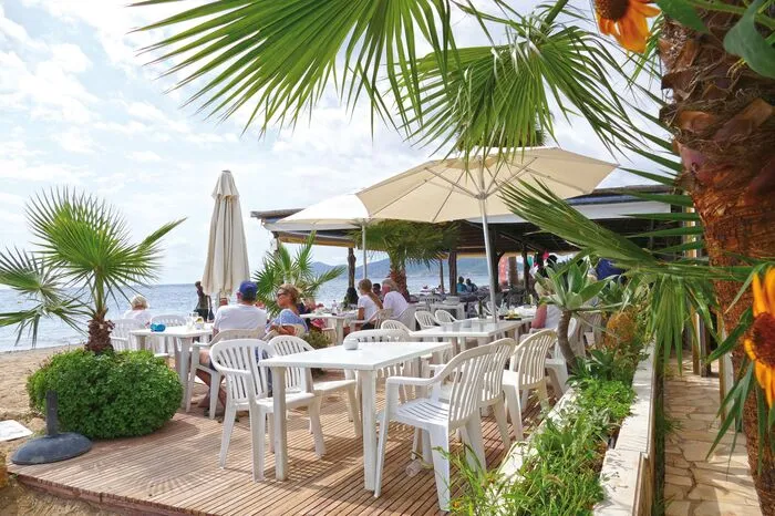 Die richtige Adresse für Liebhaber guter Paella ist das Restaurante Martina an der gleichnamigen Cala zwischen Santa Eulària und Es Canar, unweit des Adults-Only-Grupotel Santa Eulària &amp; Spa. Das Reisgericht der Strandbude hat es regelrecht zu Berühmtheit gebracht: Fisch und Meeresfrüchte kommen direkt vom Fangboot. „Dazu ein Glas dunkelroten Landwein bei Sonnenuntergang mit den Füßen im Sand – Ibiza wie vor 50 Jahren“, sagt Dieter Abholte. Solange gibt es das Lokal auch bereits. Apropos Essen: Die beste Tortilla serviert Toni Boned im „Can Cosmi“ im verschlafenen Dörfchen Santa Agnès im Inselwesten.