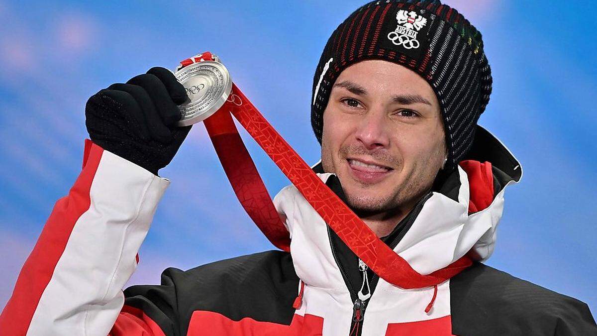 Manuel Fettner sprang auf der Normalschanze zu Silber, im Team holte er auf der Großschanze Gold.