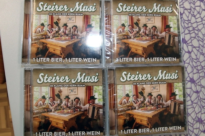 Erhältlich ist die CD bei Clemens Wiesenhofer tel. o664 4225804, E-Mail: clemens.wiesenhofer@gmx.at oder auf www.facebook.com/Steirermusi sowie bei allen fünf Musikern.
