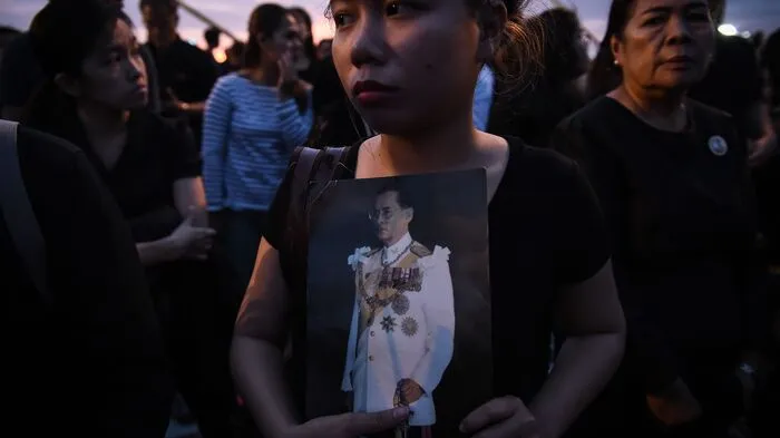 Zum Geburtstag des verstorbenen Königs Bhumibol haben sich am Montag tausende Thailänder zum Gedenken auf einer Brücke in Bangkok versammelt.