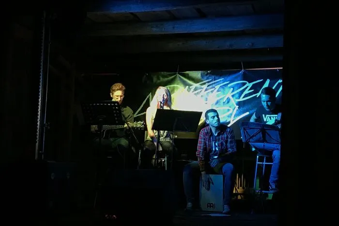 In diesem Jahr gab es das erste Mal eine zweite, kleinere Bühne, auf der die Musikgruppe „A Different Story“ zwischen den Hauptbands das Publikum unterhielt.