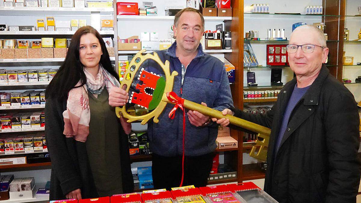 Tamara und Ernst Schmid mit ihrem Vorgänger Walter Auer 