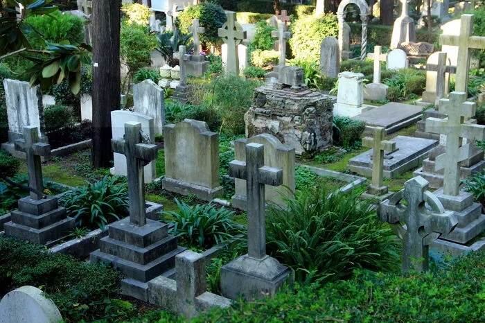 Auf dem protestantische Friedhof Cimitero Acattolico haben die Schriftsteller Keats und Shelley ihre letzte Ruhe gefunden. Heute ist er Pilgerstätte für viele Ruhesuchende in der pulsierenden Metropole. Tipp: Man beachte die Cestius-Pyramide in der Nähe.