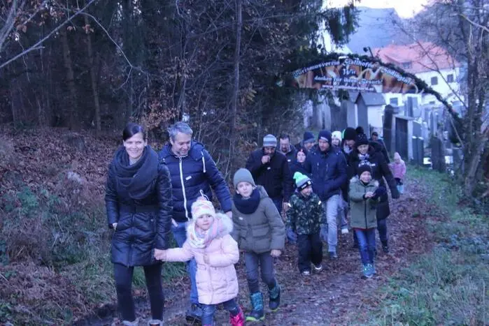 Die Eltern spazierten mit ihren Kindern gemütlich den Weg vom Kirchplatz zur Krampushöhle.