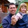 Da kommt sichtlich Freude auf: die kleine Anastasia mit ihrem Tagesvater Albert Pfattner aus Tristach 