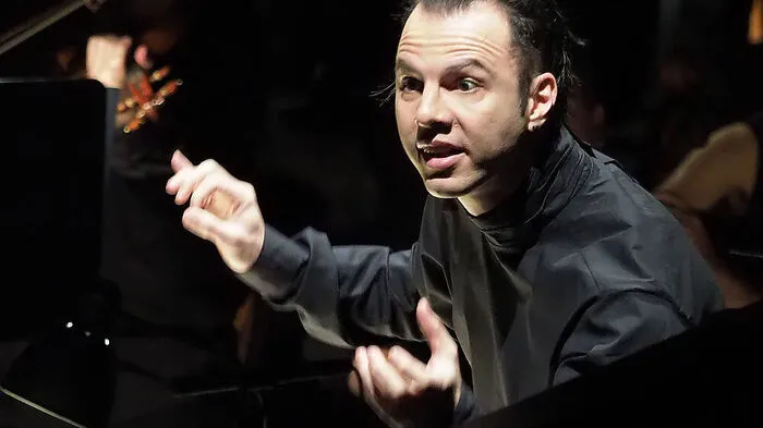 Ausnahmedirigent Teodor Currentzis zelebrierte Schostakowitschs 7. Symphonie