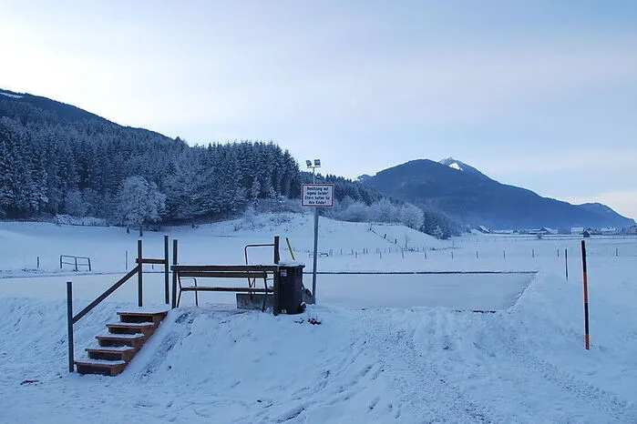 Spiegelglatt ist das Eis auch am Eislaufplatz in Feistritz im Rosental, die Anlage ist bereits in Betrieb. Tagsüber hat sie geöffnet. Diese befindet sich direkt neben dem Skilift Hrast, der am Freitag aufsperrt.