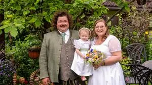 Das glückliche Ehepaar mit Tochter Sophia und Hund Capo