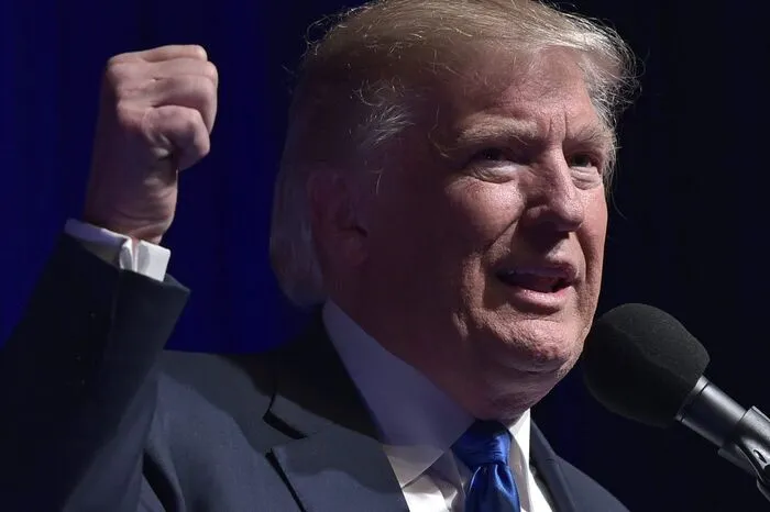 "Donald J. Trump fordert einen kompletten Stopp der Einreise von Muslimen in die USA, bis die Vertreter unseres Landes herausfinden, was hier vor sich geht."
