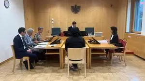 Der Angeklagte trat in einer Kapuzenjacke vor den Richter