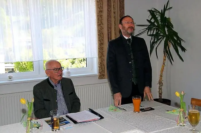 Obmann Schwab begrüßte die Gäste, unter ihnen auch Bürgermeister Bernd Gratzer (r.). Obmann-Stellvertreterin Karin Prietl erbrachte einen ausführlichen Tätigkeitsbericht.