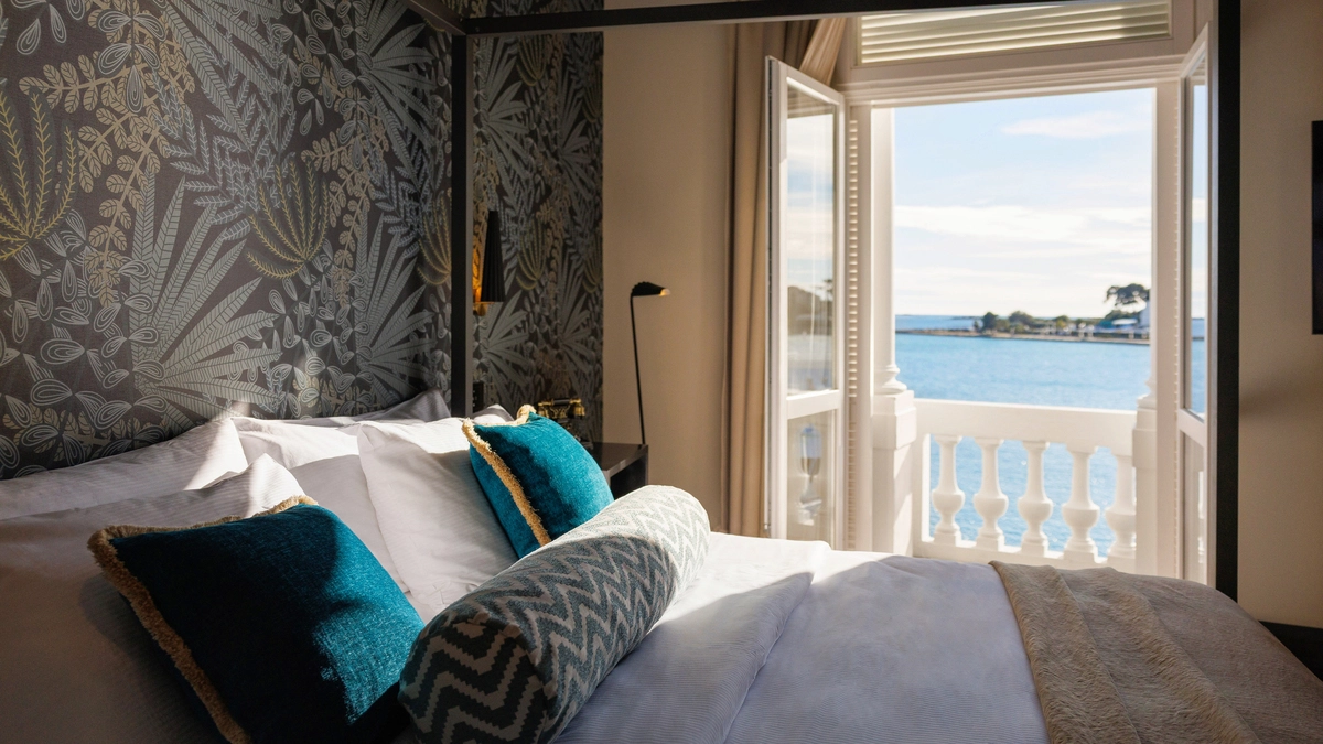 Inspiriert von den Anfangsjahren des Tourismus in der Region, verbindet das edle Domizil einen eleganten Stil und kunstvolle Details mit Elementen der 1920er-Jahre