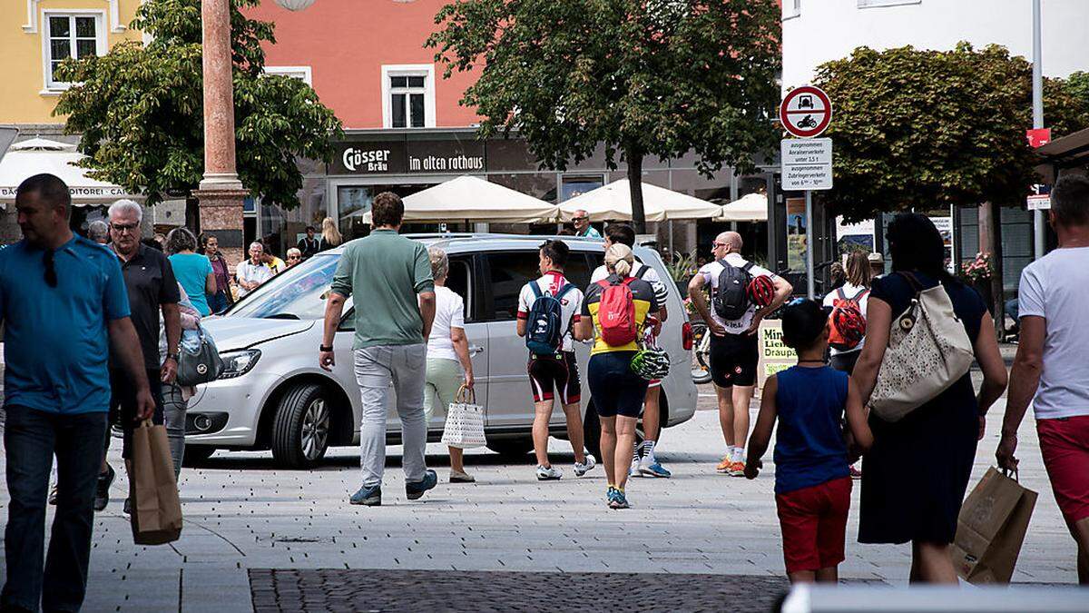 Oft geht es eng her zwischen Autofahrern und Passanten in der Lienzer Innenstadt. Über die richtige Regelung scheiden sich die Geister 