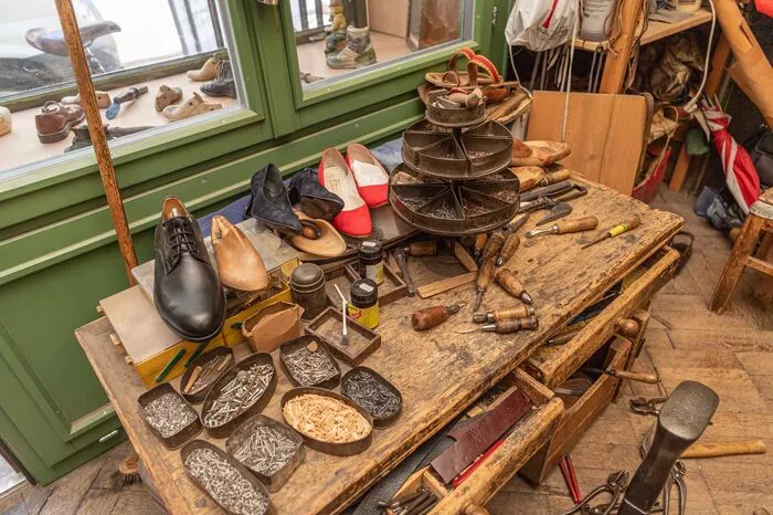 Schuhe, die noch darauf warten, von Karl Marx repariert zu werden