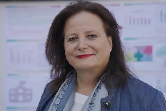 Porträtfoto von Claudia Holzer