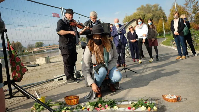 Am Donnerstag wurde auf Initiative des Vereins für Gedenkkultur Graz die österreichweit erste Stolperschwelle beim vormaligen Puchsteg, unweit des ehemaligen Zwangsarbeiterlagers in Liebenau, verlegt.