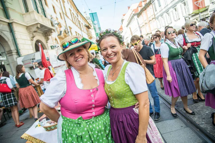 Claudia Eichler (Tanzschule Eichler) und Evelyn Kometter (Heimatwerk).