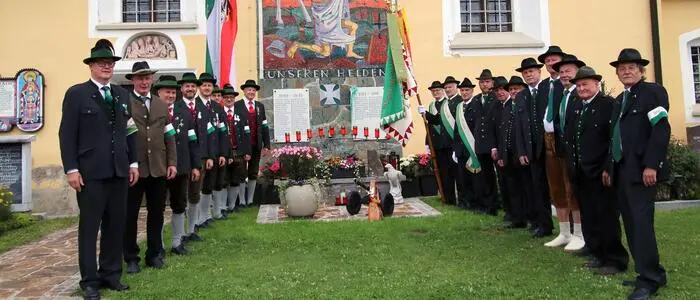 Einige Mitglieder des Kameradschaftsbund-Ortsverbandes vor dem Denkmal in St. Martin am Wöllmißberg