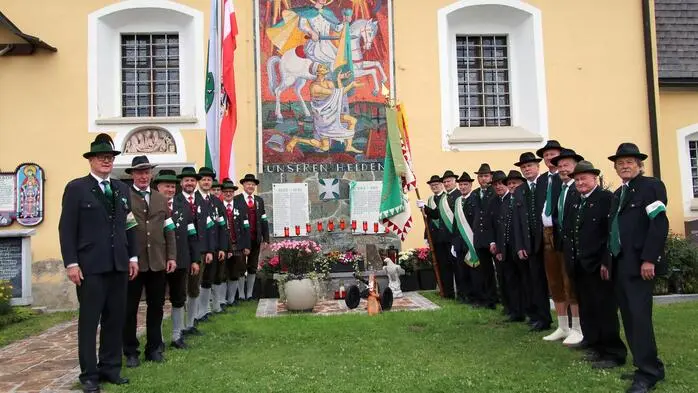 Einige Mitglieder des Kameradschaftsbund-Ortsverbandes vor dem Denkmal in St. Martin am Wöllmißberg