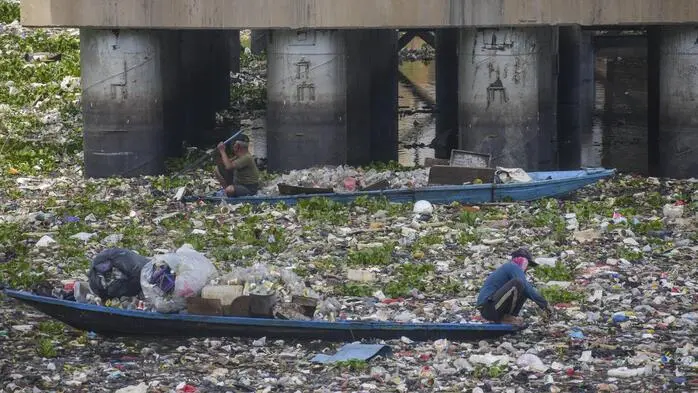 Trotz jahrelanger Bemühungen bekommen die indonesischen Behörden die gewaltigen Abfallberge im Fluss Citarum auf der Hauptinsel Java nicht in den Griff. 