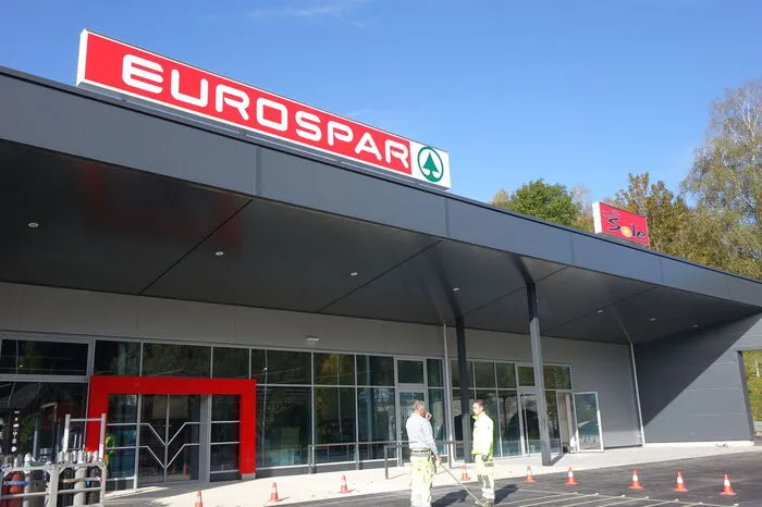 Der Eingang wurde mehr in die Mitte des Gebäudes versetzt. Rechts vom Eingang wurden 220 Quadratmeter zugebaut.