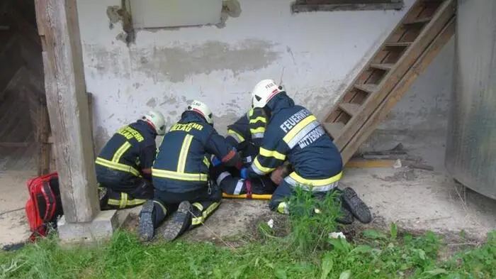 Insgesamt waren zehn verletzte Personen unter teils schwierigen Bedingungen zu retten und von den Feuerwehrsanitätern zu versorgen.