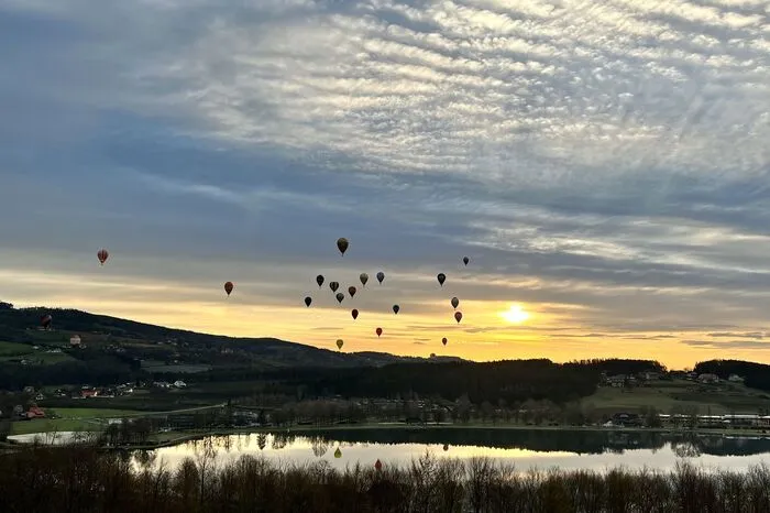 Noch bis Sonntag, 2. April sind die bunten Ballone über dem oststeierischen Himmel zu sehen (bei gutem Wetter wird morgens und abends gestartet).