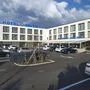 Das Hotel wurde nahe der Autobahnzufahrt Faaker See errichtet