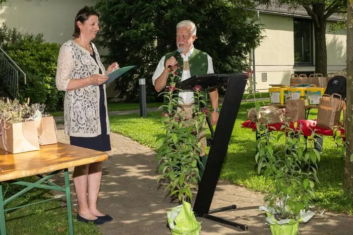 Zur Siegerehrung konnte Direktorin Martina Teller-Pichler zahlreiche Ehrengäste begrüßen, unter ihnen Blumenkönigin Verena Unteregger, Landtagsabgeordneten Lukas Schnitzer, Landeskammerpräsident Franz Titschenbacher, Bezirkskammerobmann Herbert Lebitsch und Direktorin Karin Kohl. 