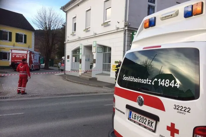 17 Einsatzkräfte der FF Gamlitz und acht der FF Lebring rückten zum Einsatzort aus. Auch das Rote Kreuz wurde alarmiert.