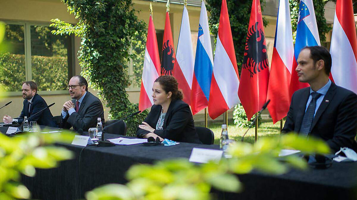 Außenminister Schallenberg mit Amtskollegen und -kollegin aus Tschechien, Slowenien und Albanien: &quot;Drei Musketiere&quot;