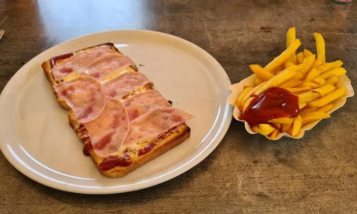 Klar „durchgefallen“ in Geschmack und Preis: Der Pizza-Toast um 7,50 Euro. Die Pommes kosten 5 Euro