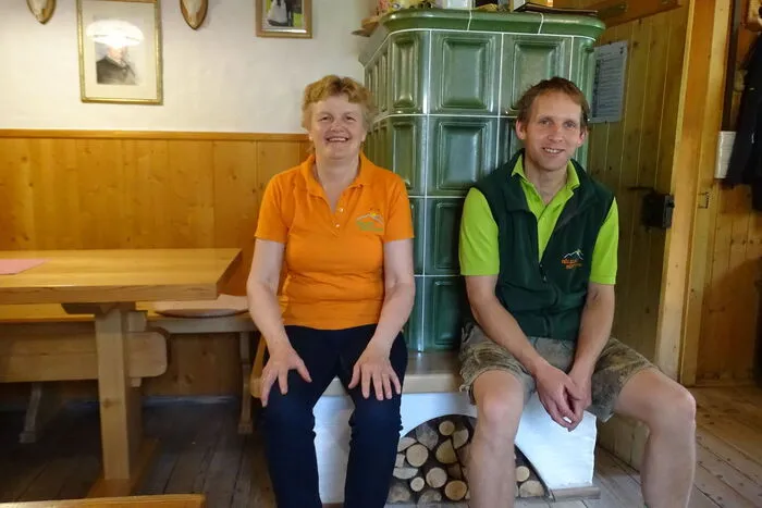 Die Wanderer genießen die herrlichen Almen und gemütlichen Hütten.