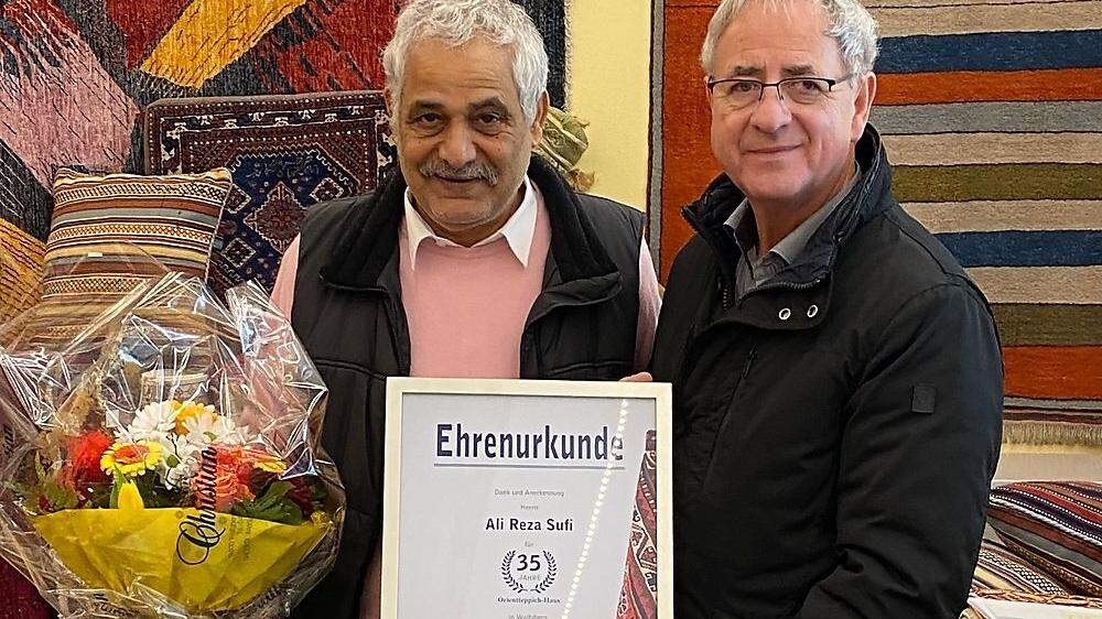 Bürgermeister Hans-Peter Schlagholz überreichte Ali Reza Sufi eine Ehrenurkunde