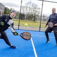 VSV U17-Eishockeytormann Lorenz und Kleine Zeitung Redakteur Klaus Steiner beim rasanten Padel-Tennis