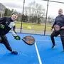 Zwei Männer spielen auf einem Platz Tennis | VSV U17-Eishockeytormann Lorenz und Kleine Zeitung Redakteur Klaus Steiner beim rasanten Padel-Tennis