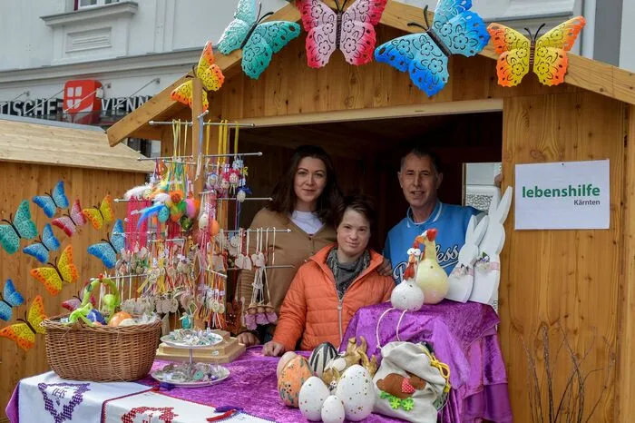 Die Standler warten trotz des kühlen Wetters auf die Besucher.